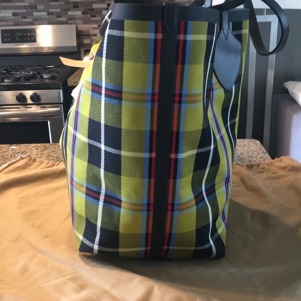 NWT Burberry XL Giant Reversible Tote Handbag - Picture 3 of 8